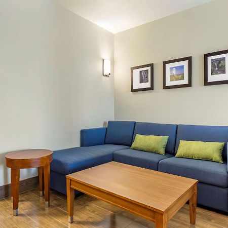 Comfort Inn & Suites Lakewood By Jblm Екстер'єр фото