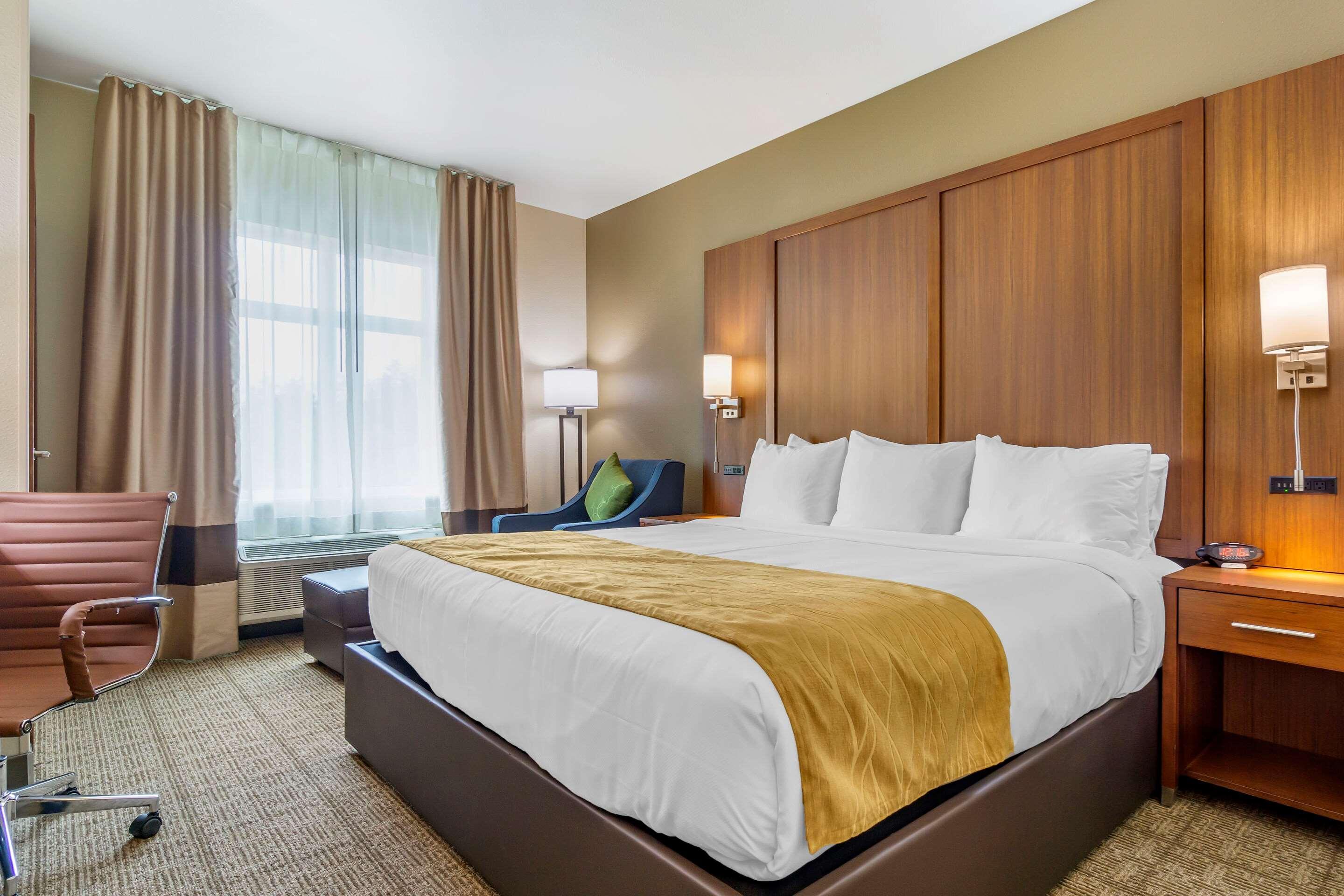 Comfort Inn & Suites Lakewood By Jblm Екстер'єр фото