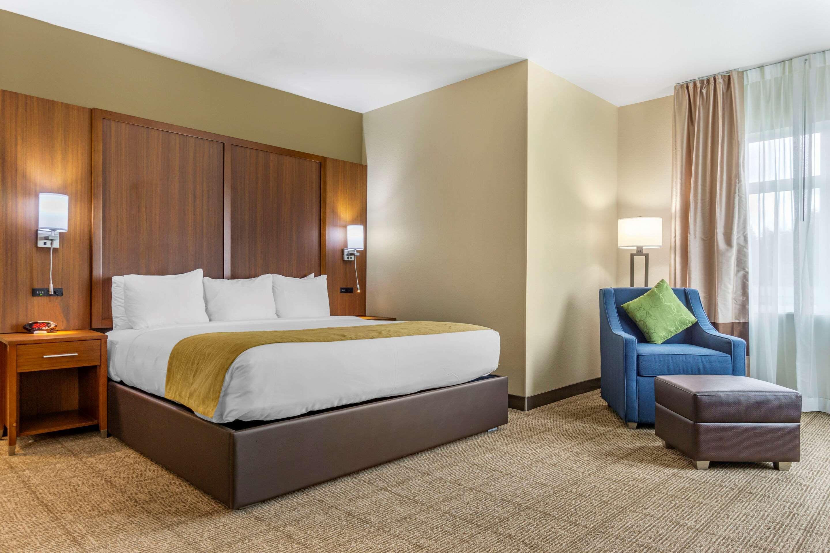 Comfort Inn & Suites Lakewood By Jblm Екстер'єр фото